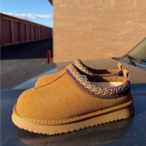 Suede slipper fuzzy inside NWT W7.5